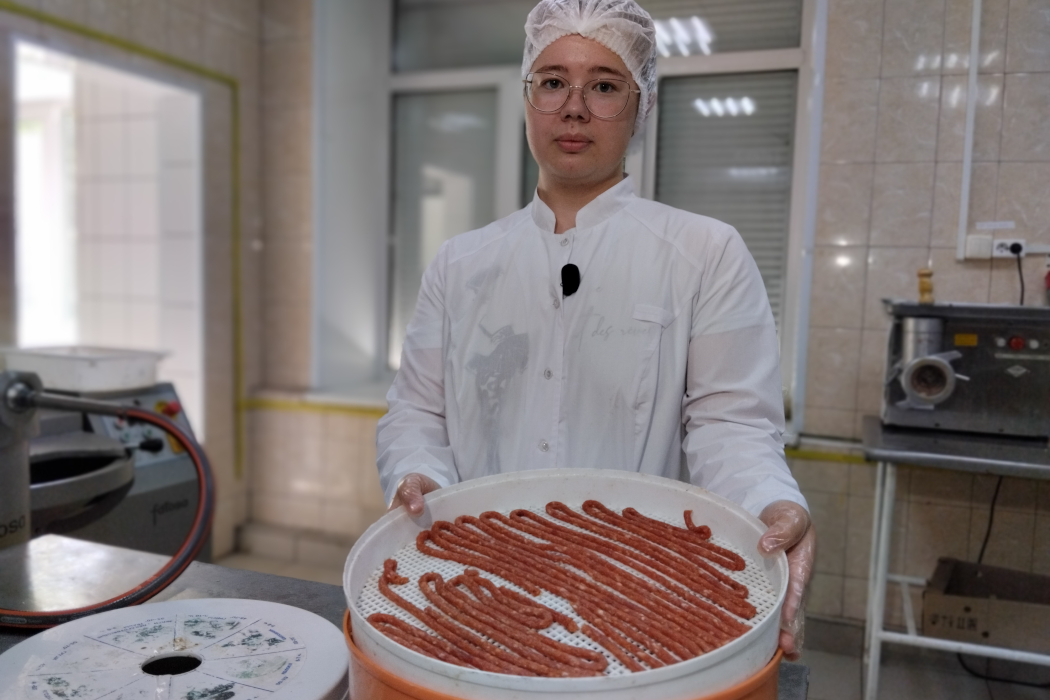 На Урале изобрели уникальный рецепт полезных сыровяленых колбасок с коноплей