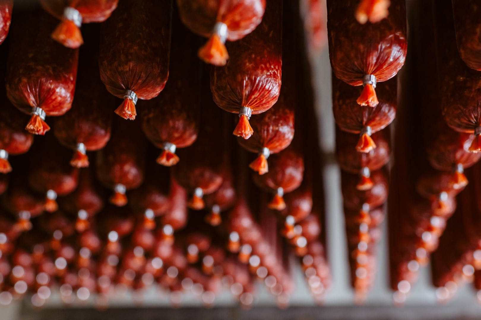 Группа «Черкизово» начала производство сырокопченых колбас длиной более метра