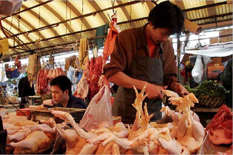 На рынке мяса птицы в стране. Китайский мясной рынок.